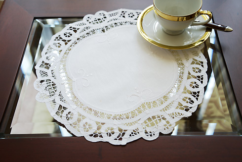 Round Battenburg Placemat. 14" Round. White color. 4 pieces pack - Click Image to Close